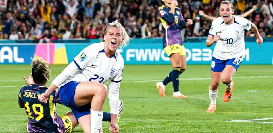 Alessia Russo festeja luego de anotar el gol que le dio la ventaja a Inglaterra sobre Colombia.