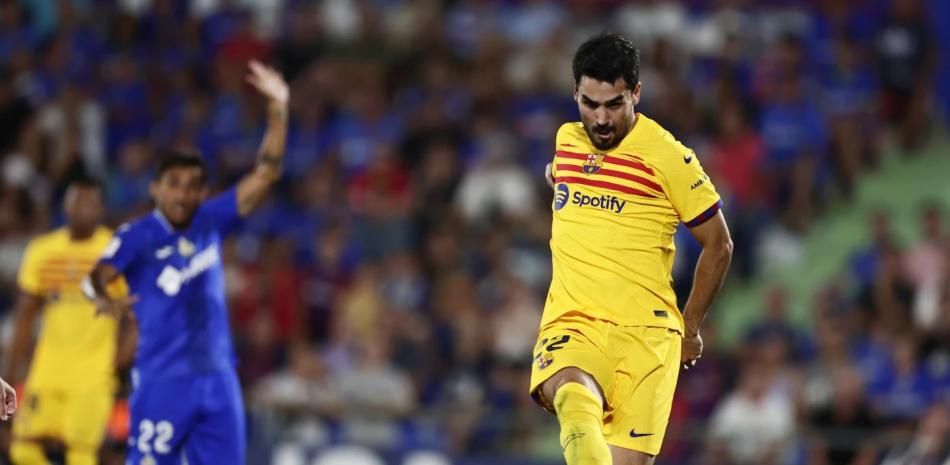Ilka Gundogan, del Barcelona, realiza un pase de balón durante el partido contra Getafe.