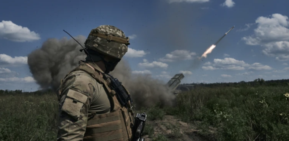 Un soldado ucraniano observa un sistema de lanzacohetes múltiple que dispara proyectiles cerca de Bájmut, en la región de Donetsk, Ucrania, el domingo 13 de agosto de 2023. (AP Foto/Libkos)