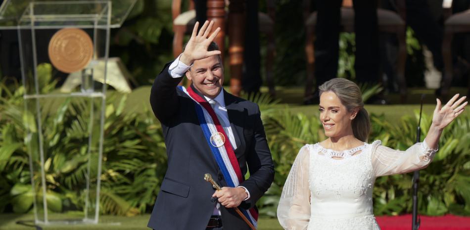 El nuevo presidente de Paraguay, Santiago Peña, y su esposa, Leticia Ocampos