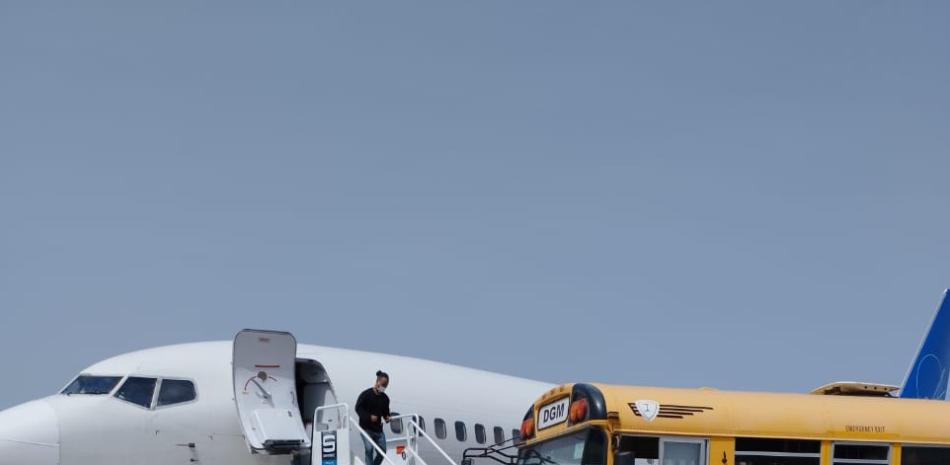 Dominicanos repatriados al momento de su llegada en el Aeropuerto Internacional de las Américas.