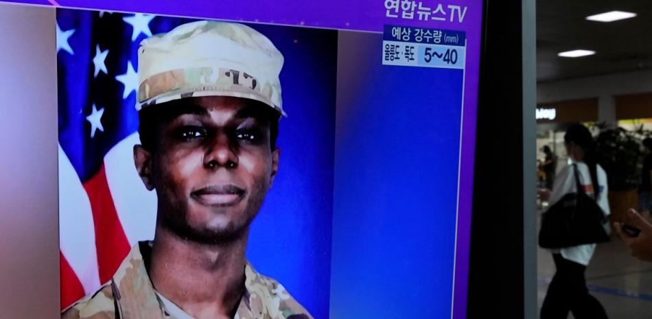 Una pantalla de televisión muestra una imagen de archivo del soldado estadounidense Travis King durante un programa de noticias en la Estación de Tren de Seúl.