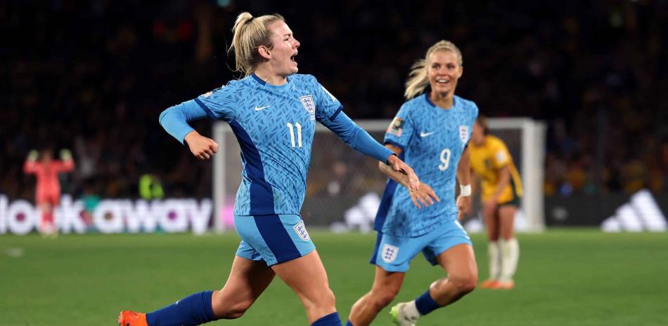 Laura Hemp celebra luego de marcar el gol que quebró un empate a 1 y le dio a Inglaterra el avance a la final de fútbol femenino.