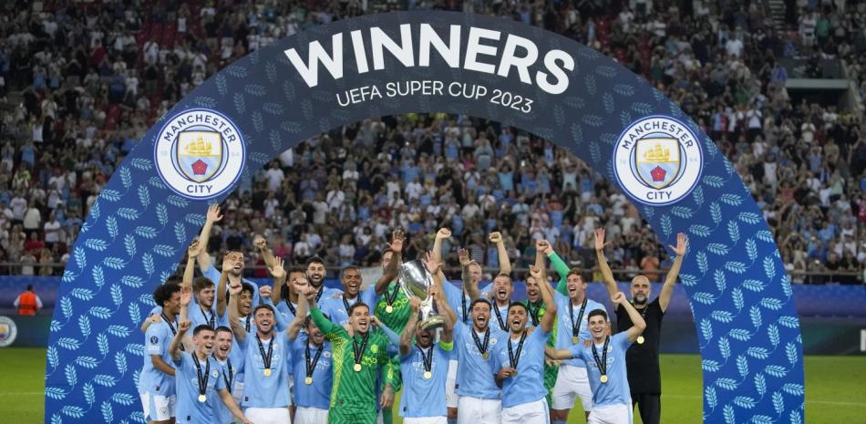 Jugadores del Man City celebran la conquista de la Super Copa