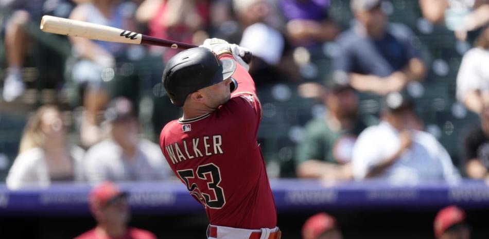 Christian Walker al momento de fletar su vuelacercas ante los Rockies.