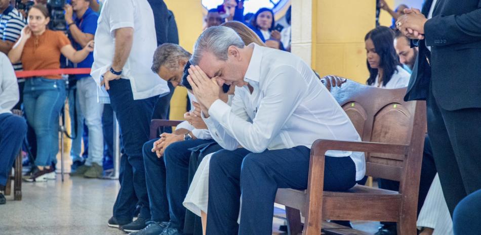 El presidente Luis Abinader participó ayer en una misa y luego encabezó una reunión para coordinar la labor de respuesta al desastre del lunes en San Cristóbal.