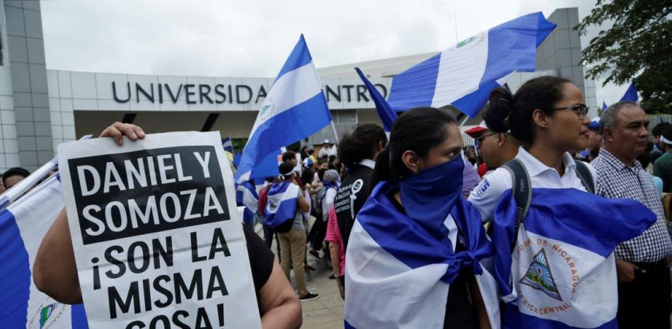 Manifestantes protestan fuera de la jesuita Universidad Centroamericana de Nicaragua, UCA, en reclamo del 6 % de su presupuesto nacional en Managua, Nicaragua, el 2 de agosto de 2018.