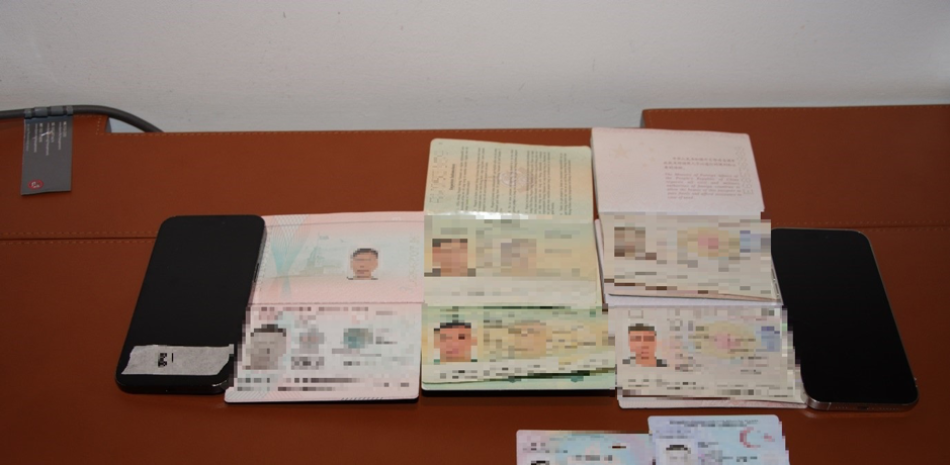 Algunos de los pasaportes incautados en Singapur
