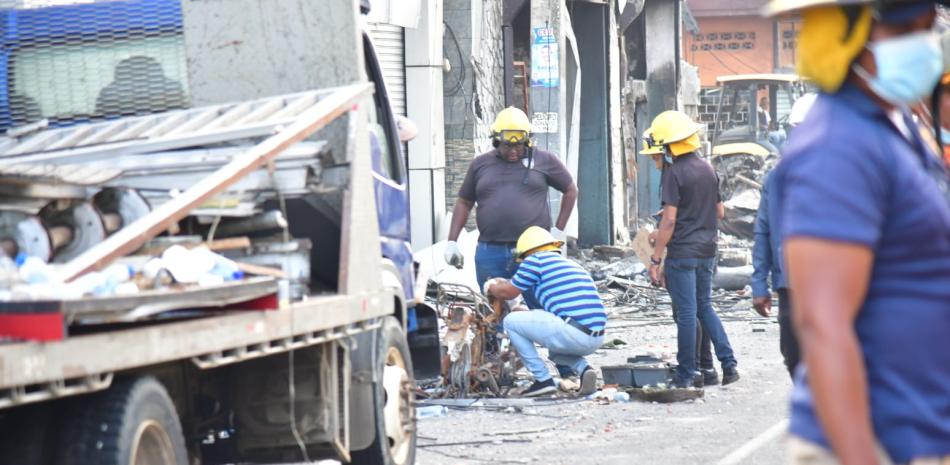 Oficiales del Ejército cuando recogían evidencias para investigar la causa de la explosión de devastó una zona comercial en San Cristóbal.
