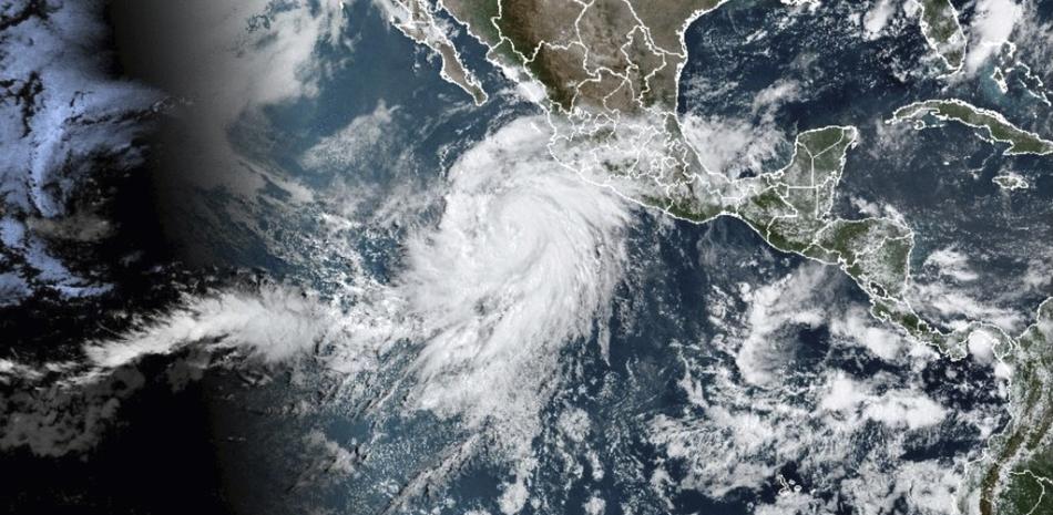 Huracán Hilary frente a la costa del Pacífico de México
