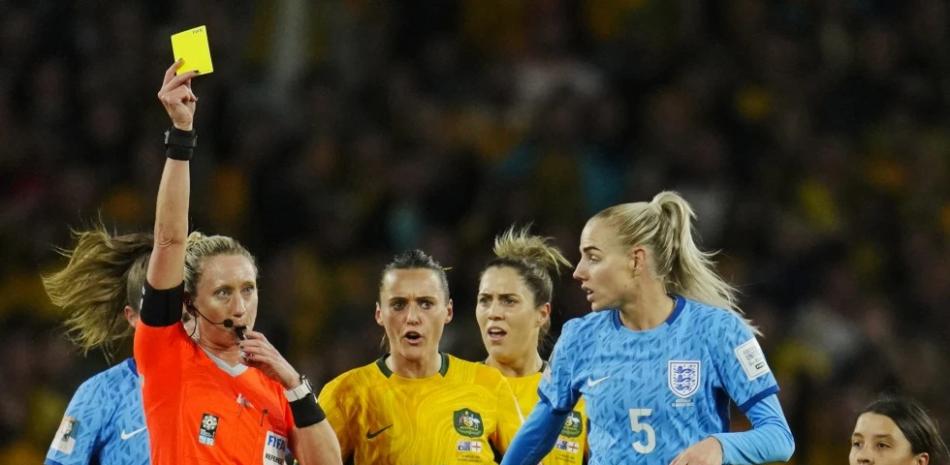 La árbitro Tori Penso muestra una tarjeta amarilla a Alex Greenwood de Inglaterra, segunda desde la derecha, durante el partido de fútbol de semifinales de la Copa Mundial Femenina entre Australia e Inglaterra