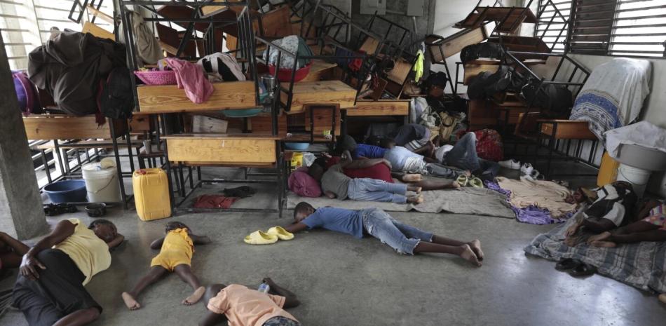 Personas desplazadas por la violencia en Haití se refugian en una escuela.