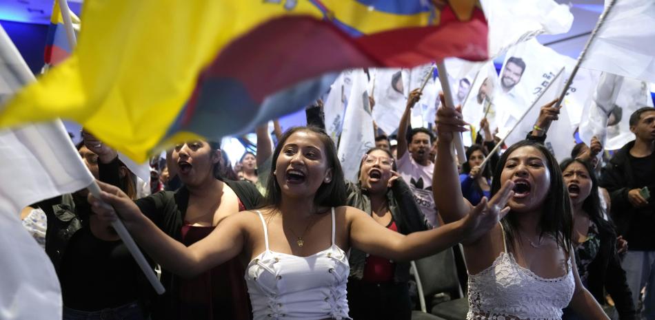 Partidarias de Jan Topic, candidato presidencial de la alianza Por un país sin miedo, aplauden durante el acto de cierre de campaña en Guayaquil, Ecuador. AP Foto/Martín Mejía)
