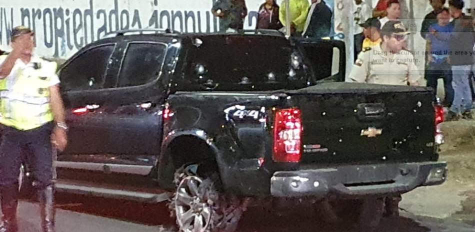 Fotografía publicada por el alcalde Francisco Tamariz en su cuenta de X (antes Twitter) donde muestra el estado de la camioneta que lo transportaba a él y a su esposa la madrugada del viernes.