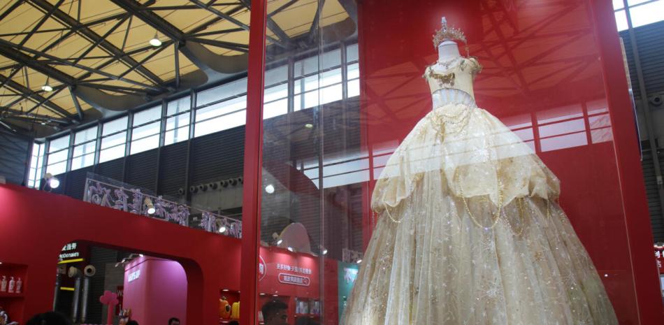 Shanghái (AFP) – Un vestido de gala dorado de 1,5 metros de largo resplandece entre los pasillos del Palacio de exhibiciones de Shanghái. Por el módico precio de 13.700 dólares, tu perro puede ser el afortunado en llevarse la prenda de la mayor feria de mascotas de Asia.