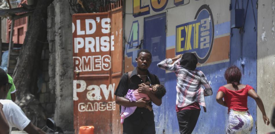 Los residentes huyen de sus hogares para escapar de los enfrentamientos entre bandas armadas en el distrito Carrefour-Feuilles de Puerto Príncipe