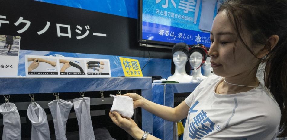 Miembro del personal que muestra mangas refrescantes en Japón