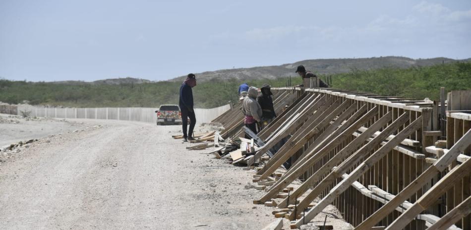 Trabajos de construcción del muro que divide a Haití y República Dominicana