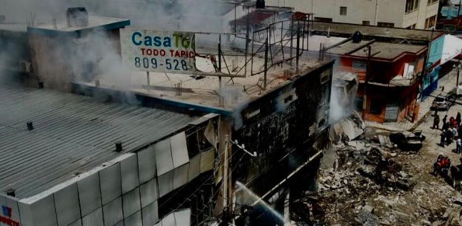 Bomberos intentan sofocar fuego en zona cero en San Cristóbal