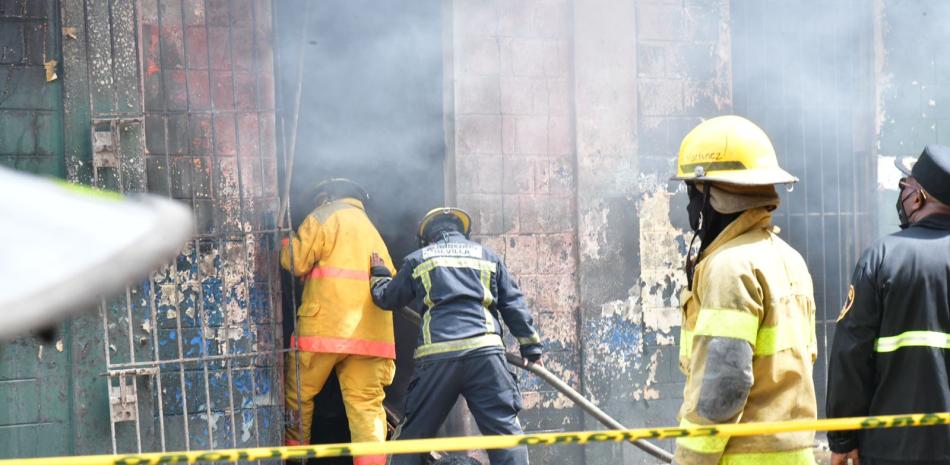 Bomberos trabajan en la extinción de los focos de incendio