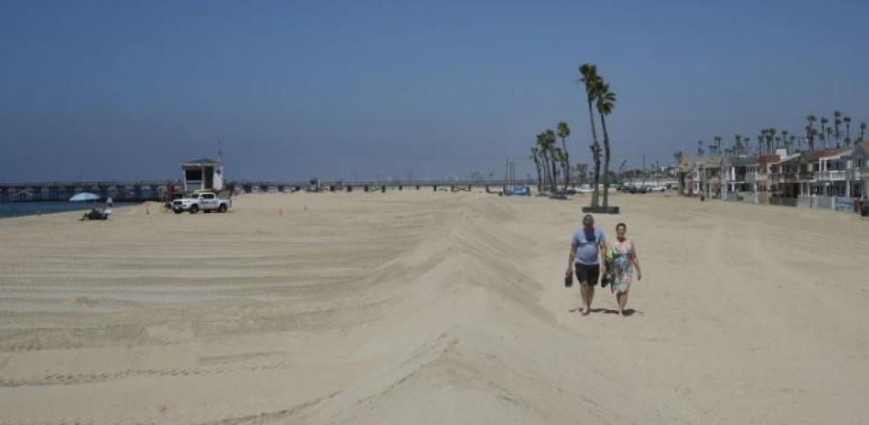 Los funcionarios del sur de California también reforzaron las bermas de arena, construidas para proteger a las comunidades costeras bajas contra el oleaje invernal