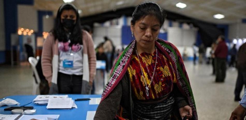 Una mujer se presenta a un centro de votación la mañana de este domingo en Guatemala.