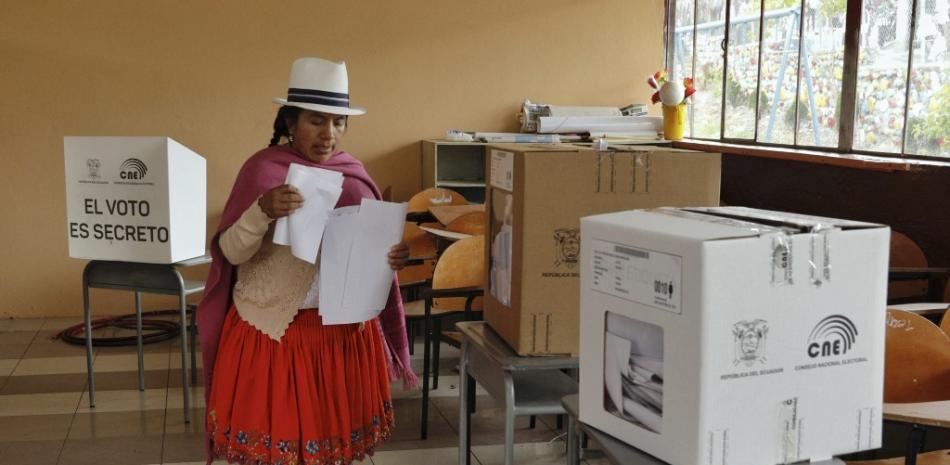 Una mujer indígena vota en una mesa electoral en Tarqui, cantón de Cuenca, provincia de Azuay, durante la elección presidencial ecuatoriana y el referéndum sobre minería y petróleo, el 20 de agosto de 2023.