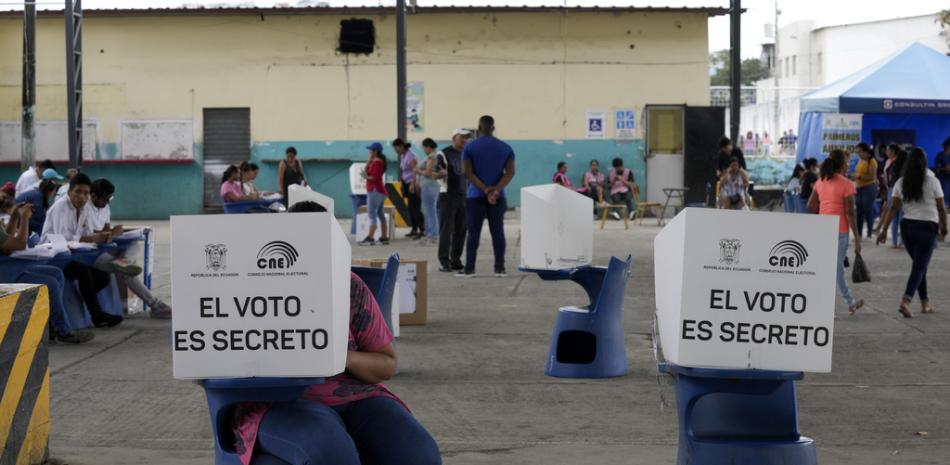 Un votante marca su boleta durante las elecciones presidenciales en Guayaquil