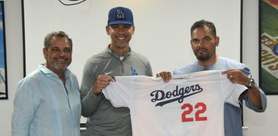 Jorge Negrete, Director de la Academia de los Dodgers hace entrega de una camiseta a Alvin Botes, viceministro de Relaciones Internacionales y jefe de las delegaciones diplomáticas de Sudáfrica, junto a Junior Noboa, Comisionado Nacional de Béisbol.