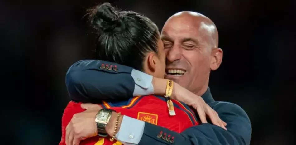 El presidente de la Real Federación Española de Fútbol, Luis Rubiales, abrazando a la jugadora Jennifer Hermoso previo a al polémico beso.
