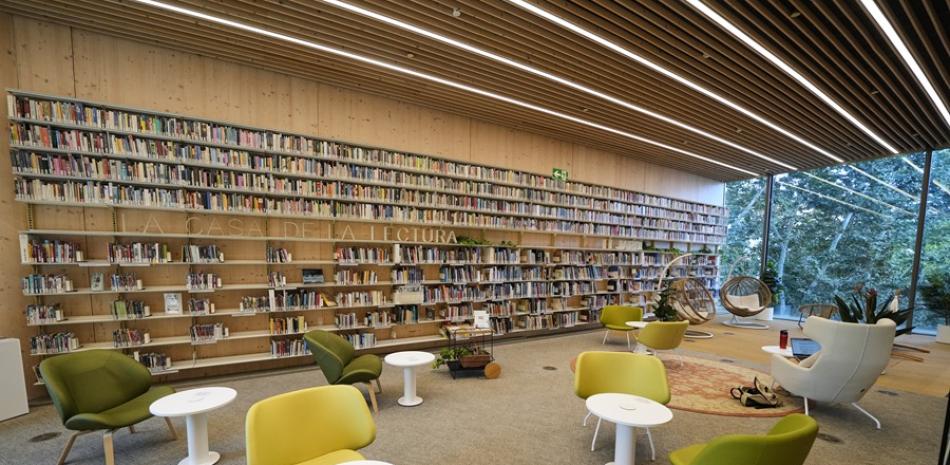 Interior de una zona de lectura de la biblioteca Gabriel García Márquez de Barcelona.