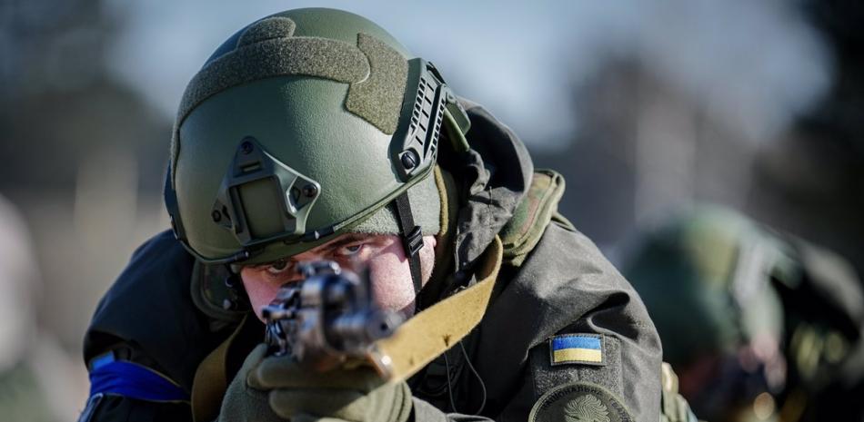 Un soldado de la Guardia Nacional de Ucrania participa en un entrenamiento de combate en un campo de entrenamiento militar en las afueras de la capital, antes del primer aniversario de la guerra en Ucrania.