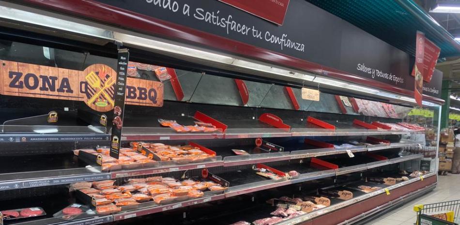 Puesto de carnes y embutidos en supermercados carente de productos por las repentinas compras de las personas.