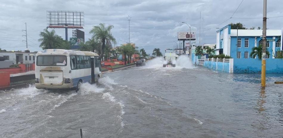 Con las primeras lluvias de ayer, gran parte de las avenidas de la capital quedaron inundadas.