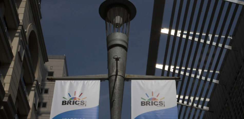 Carteles colgados que anuncian la reunión de los BRICS