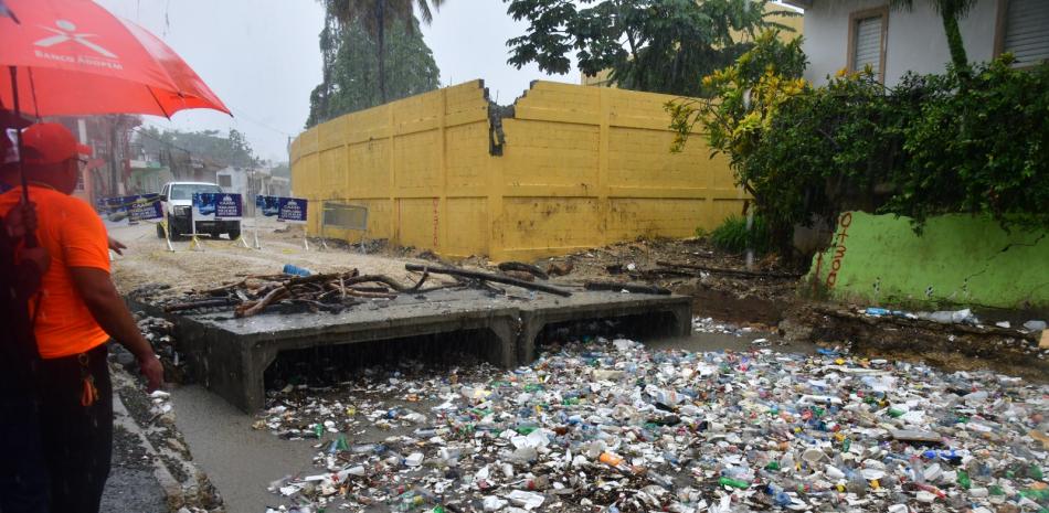 Montones de basura arrastró ayer la cañada de Guajimía que bordea una amplio sector de la prolongación 27 de Febrero y desemboca en el río Haina.