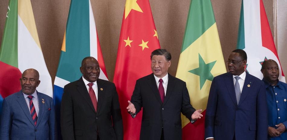 (De izquierda a derecha) El presidente de Comoras, Azali Assoumani (izq.), el presidente de Sudáfrica, Cyril Ramaphosa, el presidente de China, Xi Jinping, y el presidente de Senegal, Macky Sall, asisten a la mesa redonda de diálogo de líderes China-África el último día de la Cumbre BRICS de 2023.
