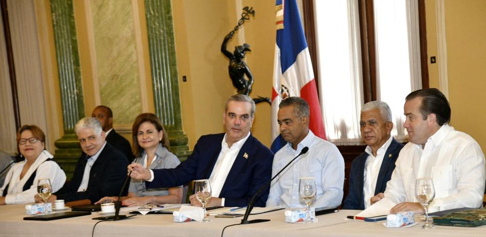 El presidente Luis Abinader encabezó la reunión con ministros para trazar el plan de recuperación de la producción, infraestructura y familias afectadas por Franklin.
