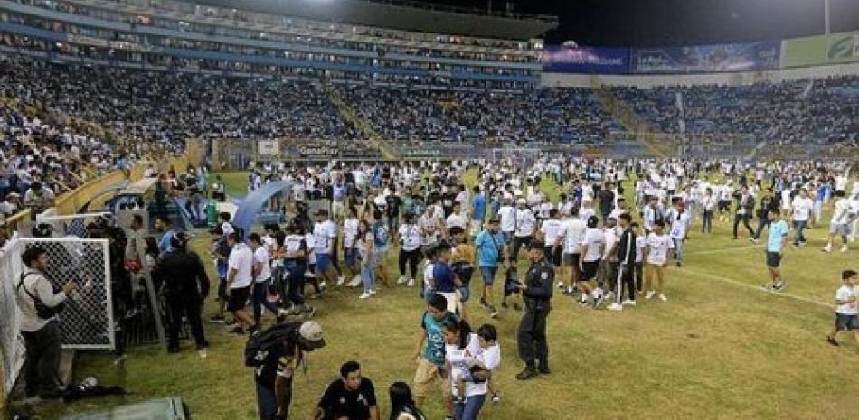 Personas agrupadas en el estadio de Madagascar donde ocurrió una gran desgracia.
