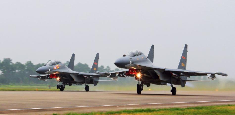 Dos aviones de combate Su-30 chinos despegan de una base no especificada para patrullar el Mar de la China Meridional.