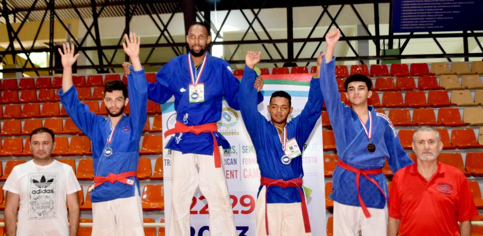 Israel Caraballo figura en el lugar más elevado del podium luego de conquistar el primer lugar en los 73 kilogramos.