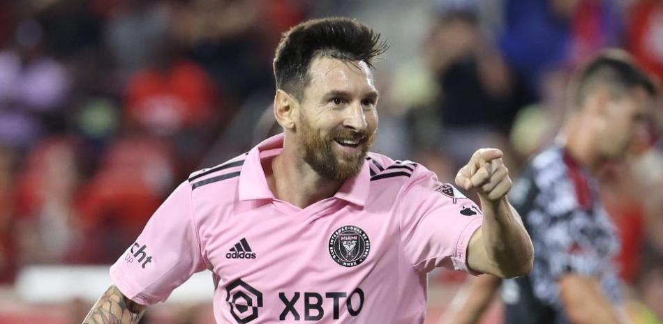 Lionel Messi festeja el gol que anotó en el minuto 89 en su debut en la MLS