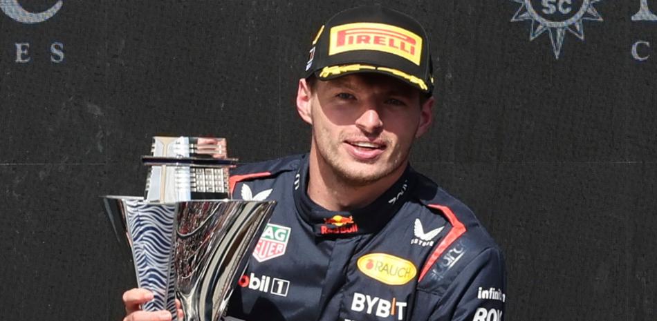 Max Verstappen exhibe su trofeo tras ganar el Gran Premio de Zandvoort este domingo
