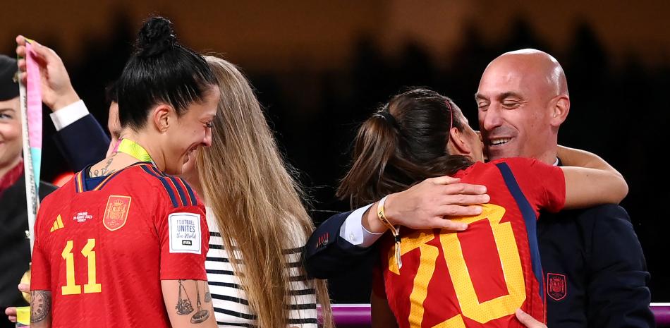 El presidente de la Real Federación Española de Fútbol, ​​Luis Rubiales antes de besar sin su consentimiento a la a la española Jennifer Hermoso, después de ganar el partido de fútbol final de la Copa Mundial Femenina de Australia y Nueva Zelanda 2023