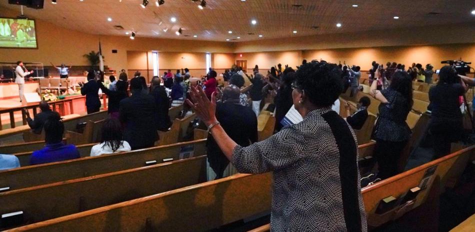 Feligreses rezan durante el servicio para las víctimas de un tiroteo, el domingo 27 de agosto de 2023, en la iglesia de St. Paul A.M.E., en Jacksonville, Florida.