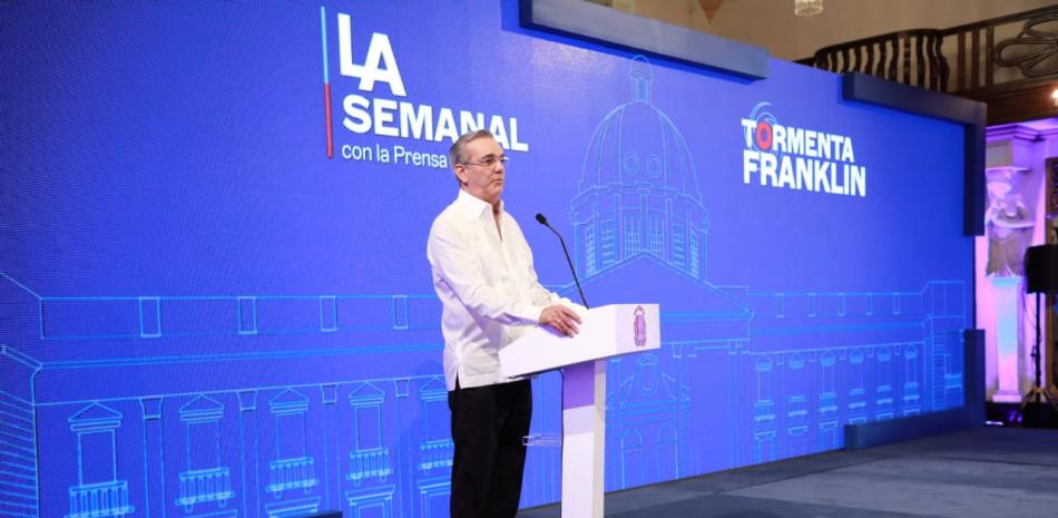 Presidente Luis Abinader durante encuentro con periodistas