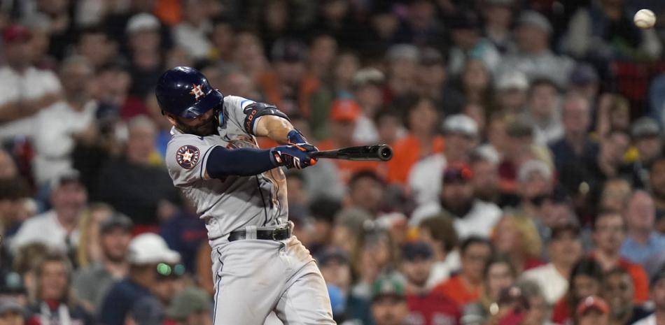 José Altuve batea un triple de dos carreras en el sexto inning