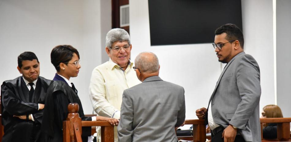 Fernando Rosa conversa con varias personas durante una audiencia del caso Antipulpo, en la que solicitaba el cese de prisión domiciliaria.