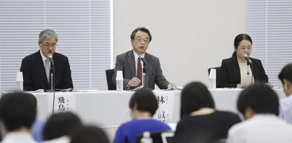 El abogado y exfiscal Makoto Hayashi, centro, habla durante una conferencia de prensa en Tokio el 29 de agosto de 2023 sobre la investigación a a una poderosa agencia de talento para bandas de chicos japonesas, cuyo fundador es acusado de abusar sexualmente de cientos de personas,