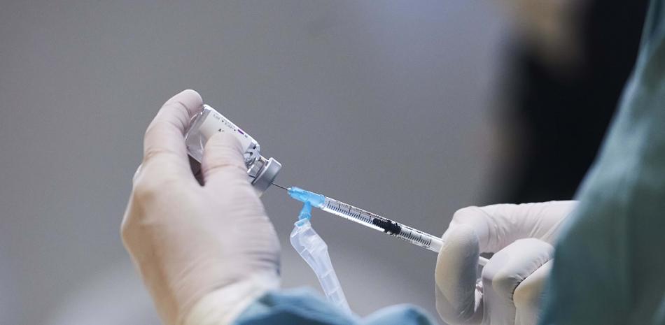 Un vial con la vacuna de AstraZeneca, en un dispositivo de vacunación masiva frente al Covid-19, en el Palacio de Exposiciones y Congresos de Santander, en Cantabria (España), a 31 de marzo de 2021.